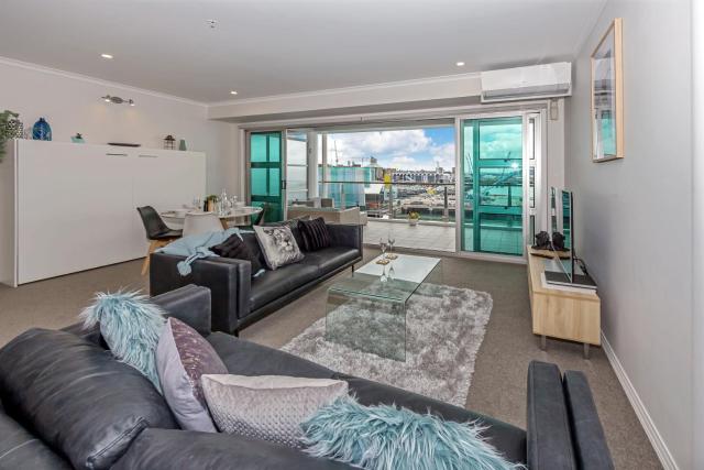 QV Stays Elegant Modern Apartment with Water Views