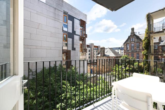 JOIVY Contemporary Royal Mile Apartment with Balcony