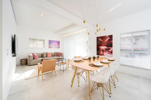 Spacious & Design 2BDR near Gordon Beach