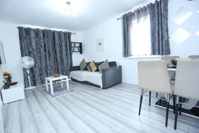 Modern 2 Bedroom Flat, with Free Parking, and WIFI