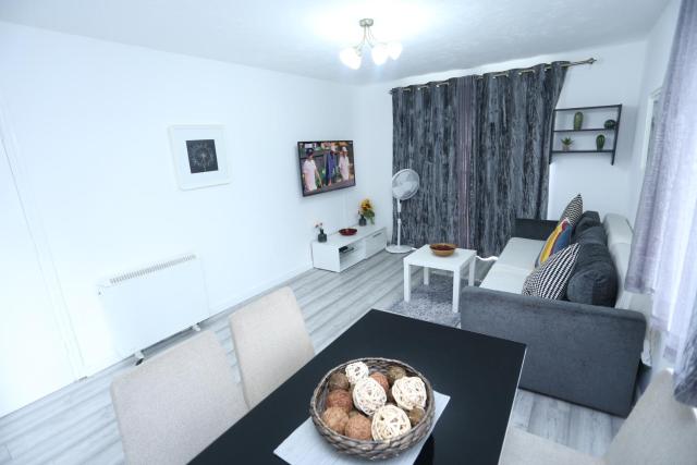 Modern 2 Bedroom Flat, with Free Parking, and WIFI