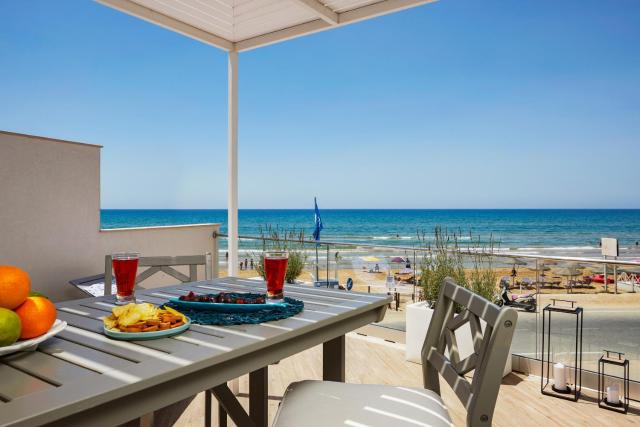 ISULATRAVEL-House on the beach