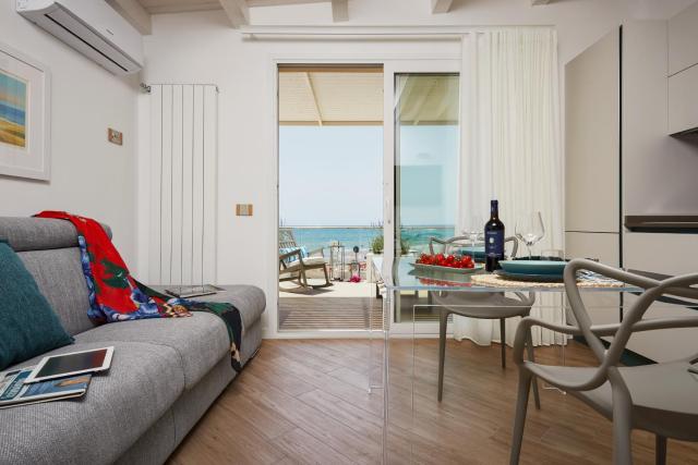 ISULATRAVEL-House on the beach