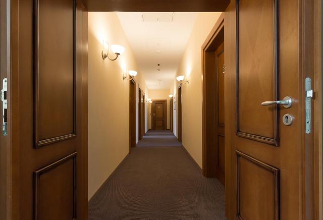 Hotel Maroon