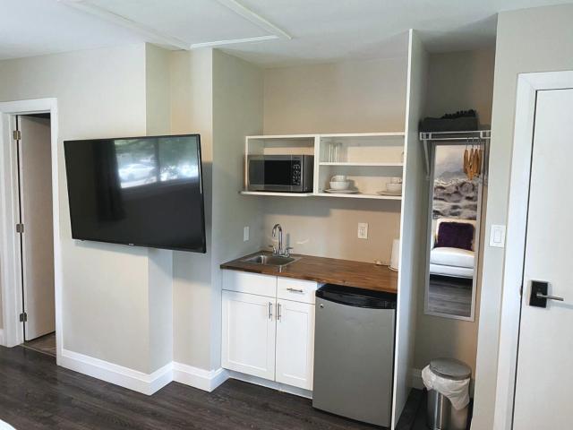 ENTIRE BACHELOR UNIT EN-SUITE UPTOWN WATERLOO - e5