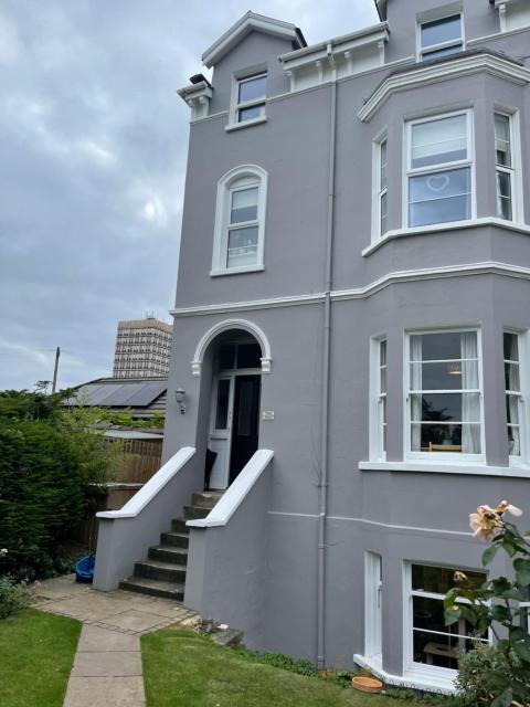 A quiet, beautifully presented single room in a welcoming garden flat