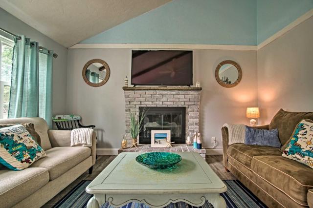 Walk to Haigis Beach: Cape Cod Retreat w/ Deck!