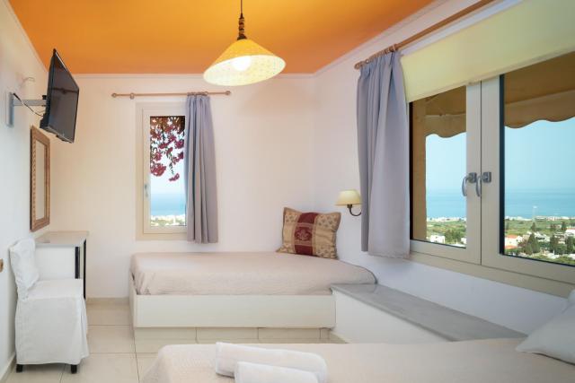 Spacious Room in Creta for 3 people, with Ac, Swimming Pool and Nature