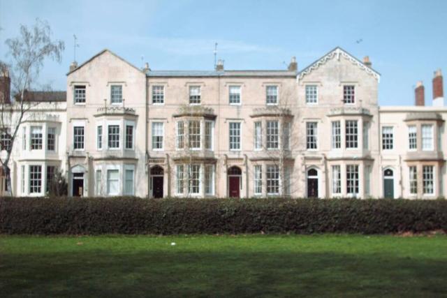 Central Cheltenham, Regency 1st Floor Apartment with PARKING, Cavalier Suite - Sleeps 6