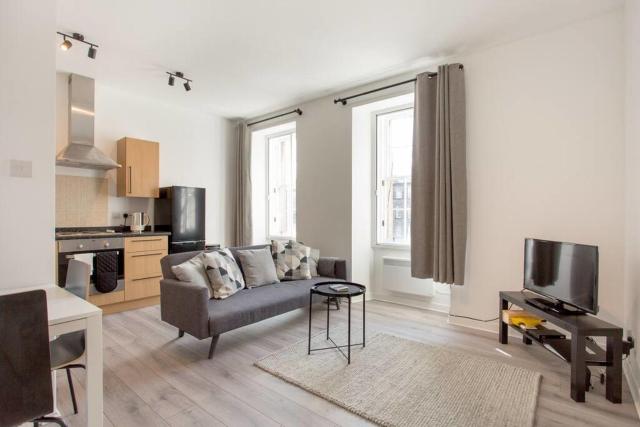 Modern & bright 1 bed for 4 close to city centre!