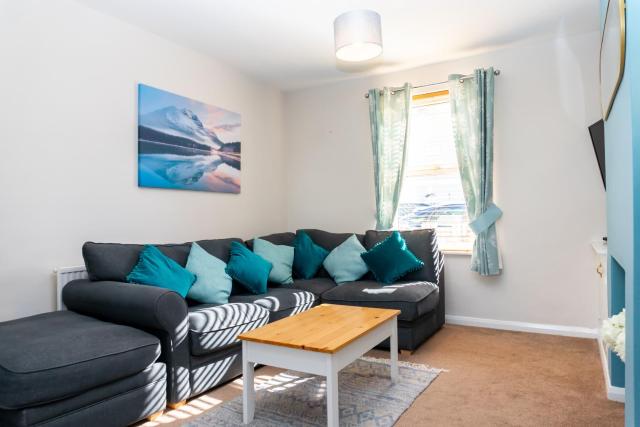 Cheltenham-2 Bedroom Home-Sleeps 6-Parking-Work or Leisure