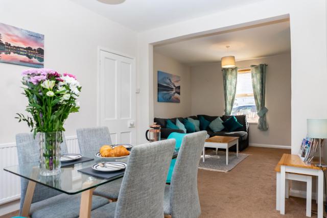 Cheltenham-2 Bedroom Home-Sleeps 6-Parking-Work or Leisure