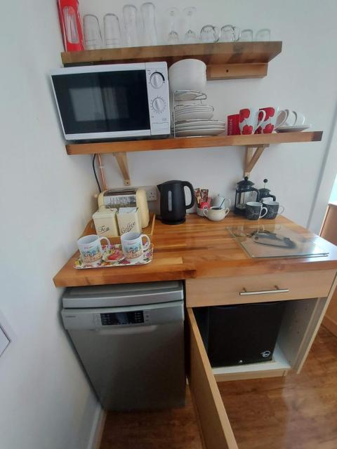 Cosy Snug Room with En-Suite - Near Lyme Regis - Private Balcony with Sunset Views - Free Parking & WiFi - Tea Room opposite serving local produce