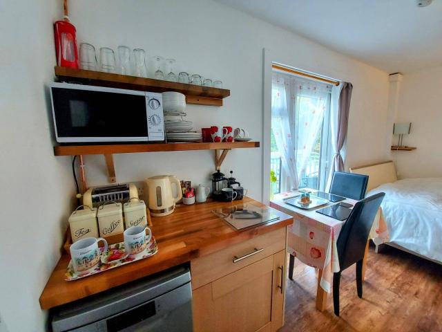 Cosy Snug Room with En-Suite - Near Lyme Regis - Private Balcony with Sunset Views - Free Parking & WiFi - Tea Room opposite serving local produce