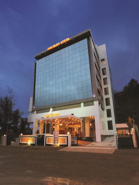 Holiday Vista Thekkady a premium hotel near periyar wild life sanctuary with sky view pool