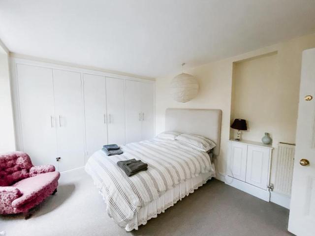 SUNNYSIDE APARTMENT - Spacious 2 Bedroom Ground Floor with Free Parking In Kendal, Cumbria