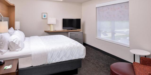 Holiday Inn & Suites Farmington Hills - Detroit NW by IHG