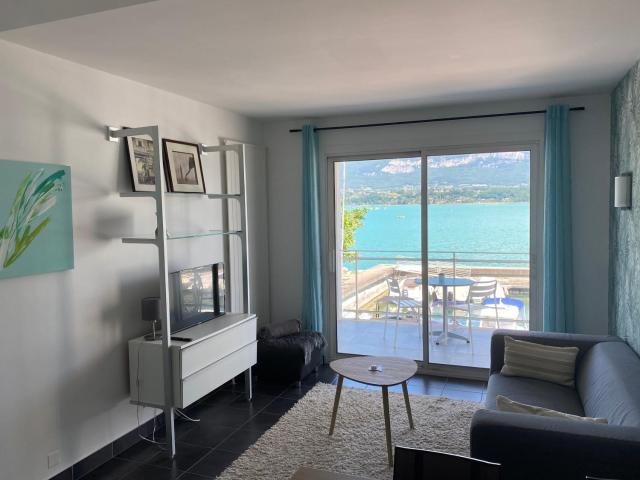 ECHAPPEE BELLE AU BORD DU LAC