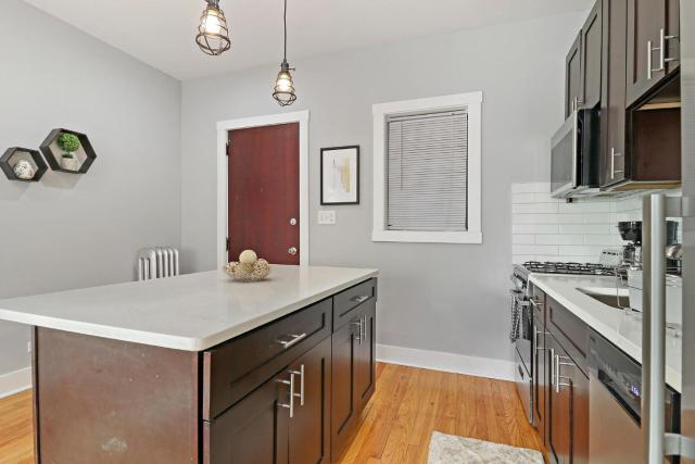 Alluring Studio Apartment in Jefferson Park - Leland 1N
