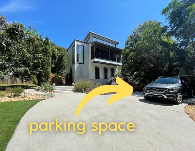 NormalBnB - 2 Blocks From Restaurants, Bars, Hospital