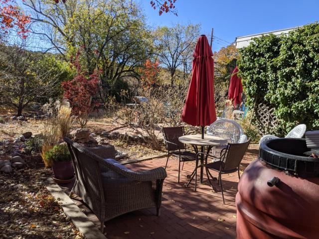 Studio apartment 15 minute walk to plaza