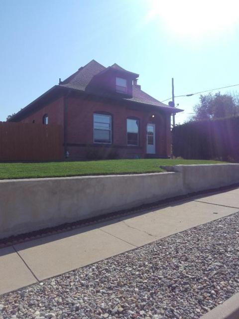Quiet upstairs studio close to town 420 friendly