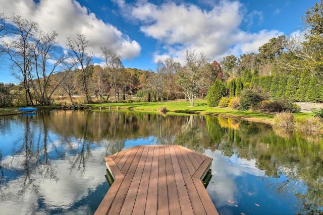 Fletcher Cabin: Wraparound Deck & Pond Access