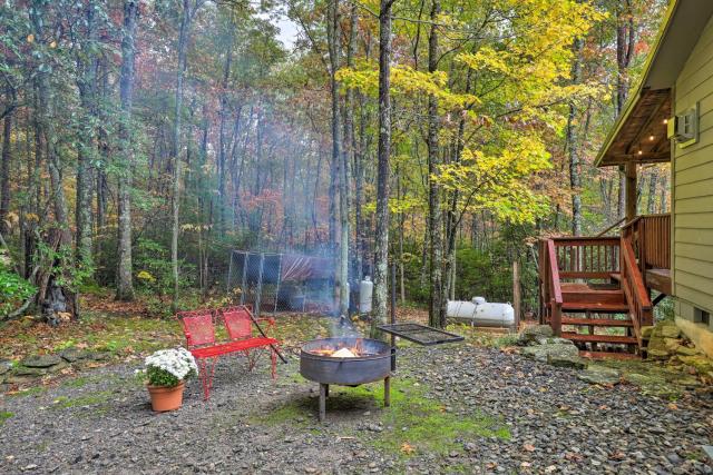 Fletcher Cabin: Wraparound Deck & Pond Access