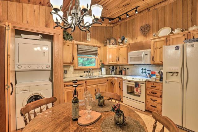 Fletcher Cabin: Wraparound Deck & Pond Access