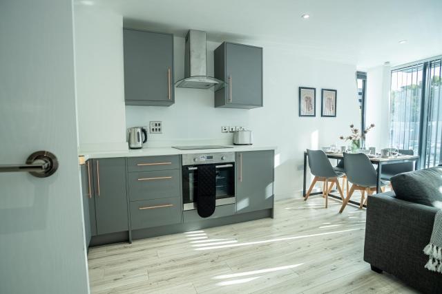 Modern Luxe 1 & 2 Bed Apts near Granby Plaza by Sojo Stay