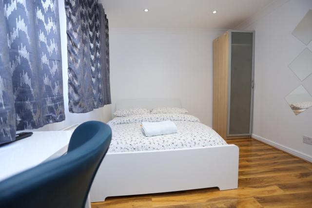 Fabulous Room with en-suite bathroom and shared kitchen