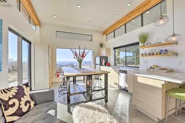 Luxe, Modern Studio w/ Sweeping City Views!