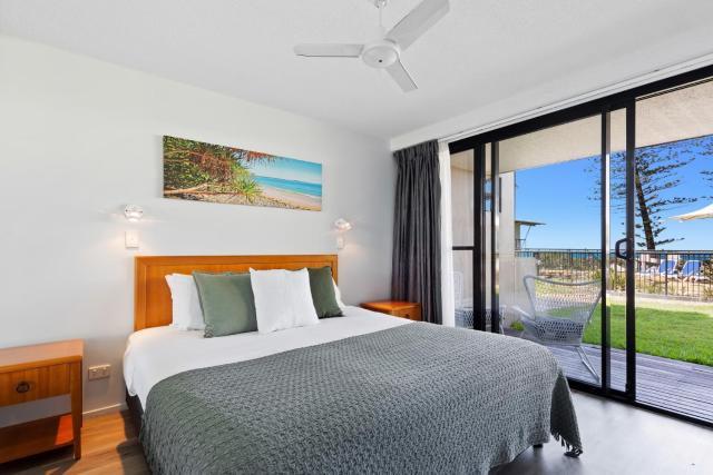 Modern 1-Bed Beachfront Getaway in Prime Location