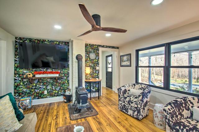 Stoney Creek Cottage: Waterfront Hot Tub, Fire Pit