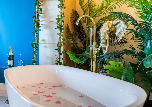 JUNGLE SUITE --- VASCA in camera