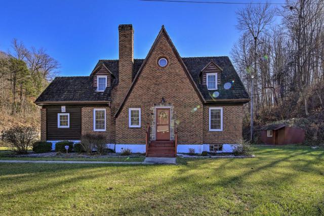 Half-Mi to Dawkins Rail Trail: Family Home w/ Yard