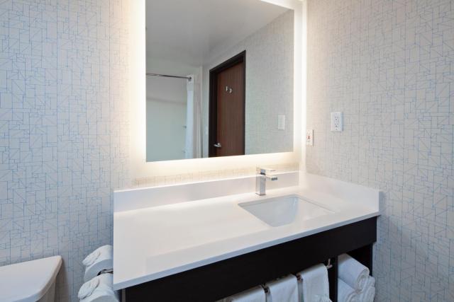 Holiday Inn Express & Suites Oakland - Airport by IHG
