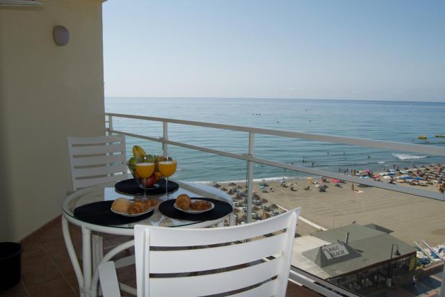 ALMAR, TORREMOLINOS BEACHFRONT 606 by AlohaMalaga