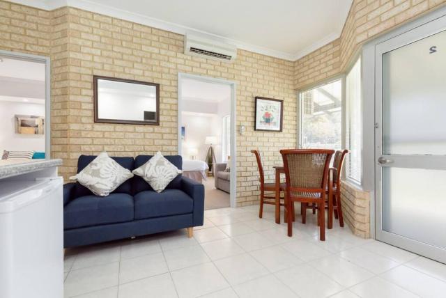 A2 Spacious Apartment with WiFi Kitchenette