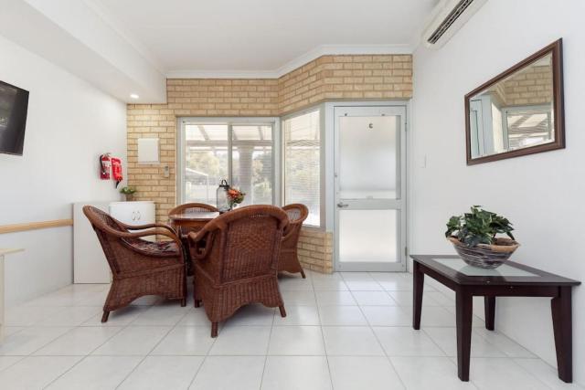 A3 Modern Apt with Free Parking and Private Bathroom