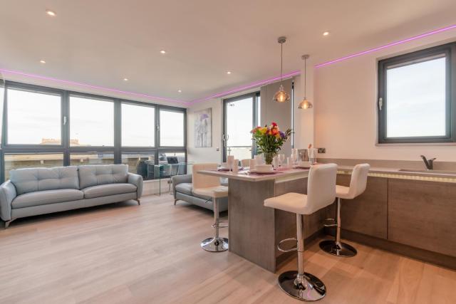Central Penthouse with Hot Tub & Views 22