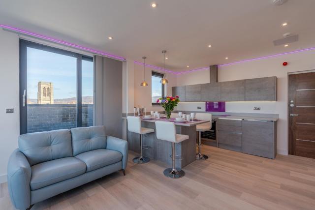 Central Penthouse with Hot Tub & Views 22