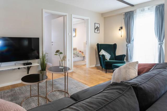 Stylish Urban Oasis - Design 2BR Apartment with Parking