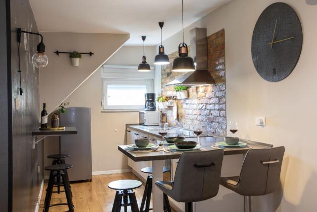 Stylish Urban Oasis - Design 2BR Apartment with Parking