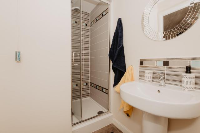 Coyle House, 3 bed,Corby, super kings or twins, driveway, free wi-fi, corporates welcome