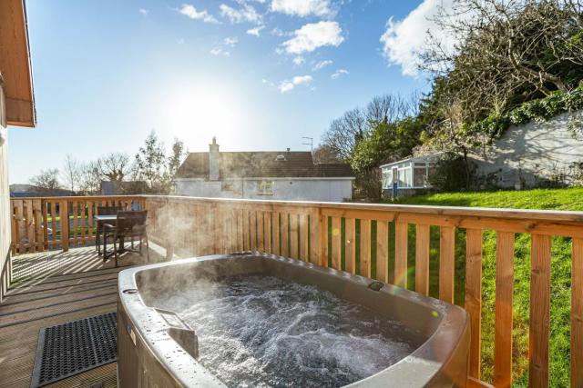 Kestrel Lodge 6 with Hot Tub