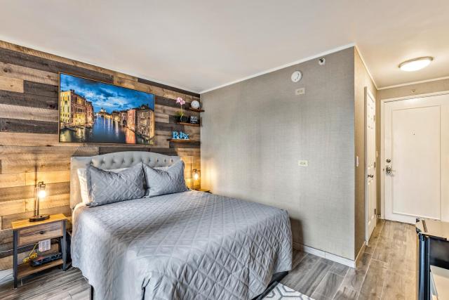 Picturesque Hotel Room with Private Balcony in Waikiki!