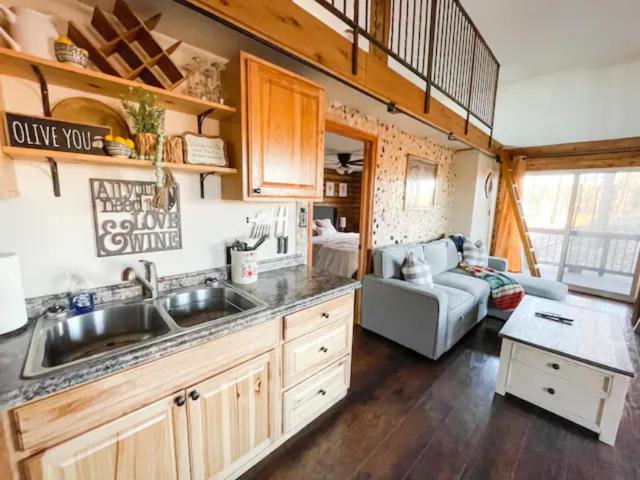 Private Mountain Cottage! King Bed * 8 Acres