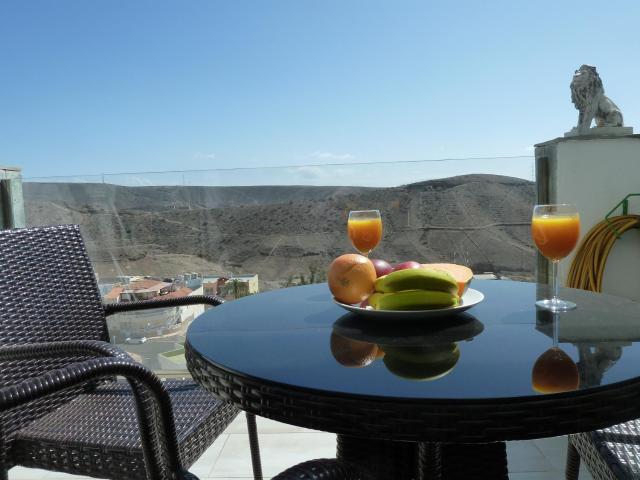 Holiday home with great views and Pool