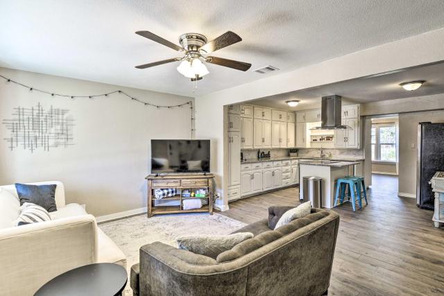 1 Mi to AT&T Stadium: Downtown Arlington Home
